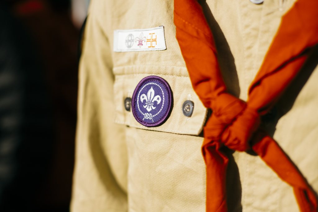 Kluft mit rotem Halstuch