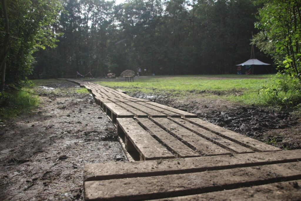 Zeltplatz mit viel Schlamm